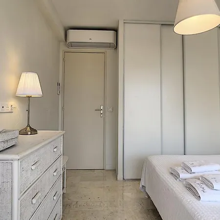 Lägenhet Brand New 1 Bedroom In The Hert Of