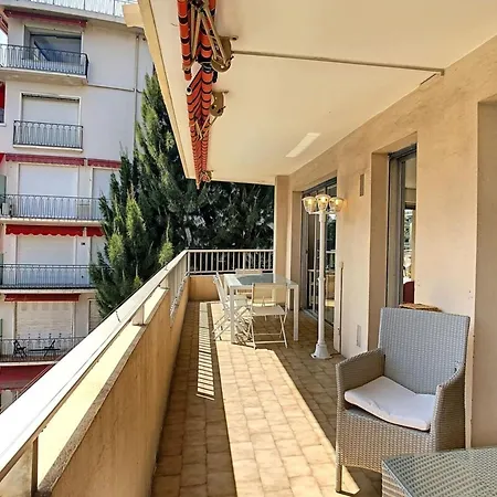 Brand New 1 Bedroom In The Hert Of Lägenhet *